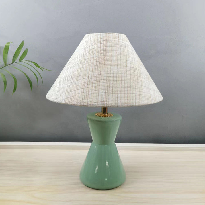 Zeitgenössische skandinavische distressed Sanduhrform runde Stoffkeramik 1-Licht Tischlampe für das Schlafzimmer 