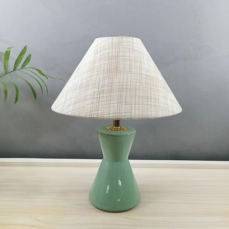 Zeitgenössische skandinavische distressed Sanduhrform runde Stoffkeramik 1-Licht Tischlampe für das Schlafzimmer 
