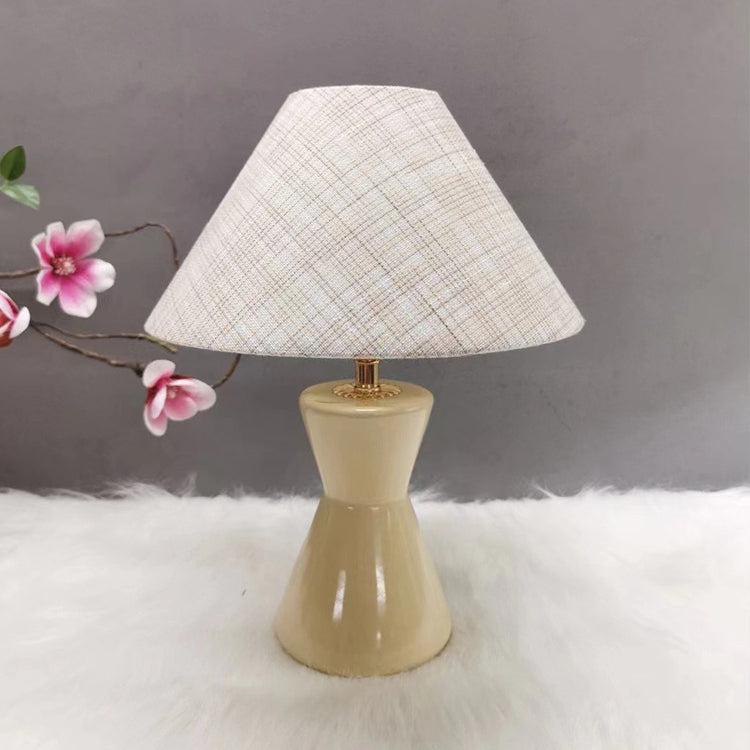 Zeitgenössische skandinavische distressed Sanduhrform runde Stoffkeramik 1-Licht Tischlampe für das Schlafzimmer 