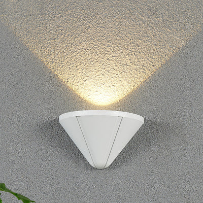 مصباح جداري LED من الألومنيوم مقاوم للماء بتصميم مثلثي حديث وبسيط للفناء الخارجي 