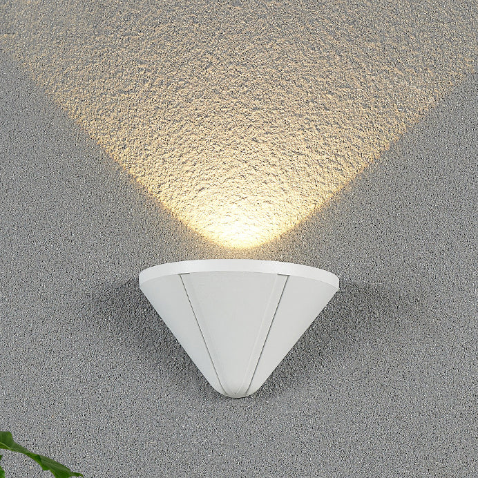 مصباح جداري LED من الألومنيوم مقاوم للماء بتصميم مثلثي حديث وبسيط للفناء الخارجي 