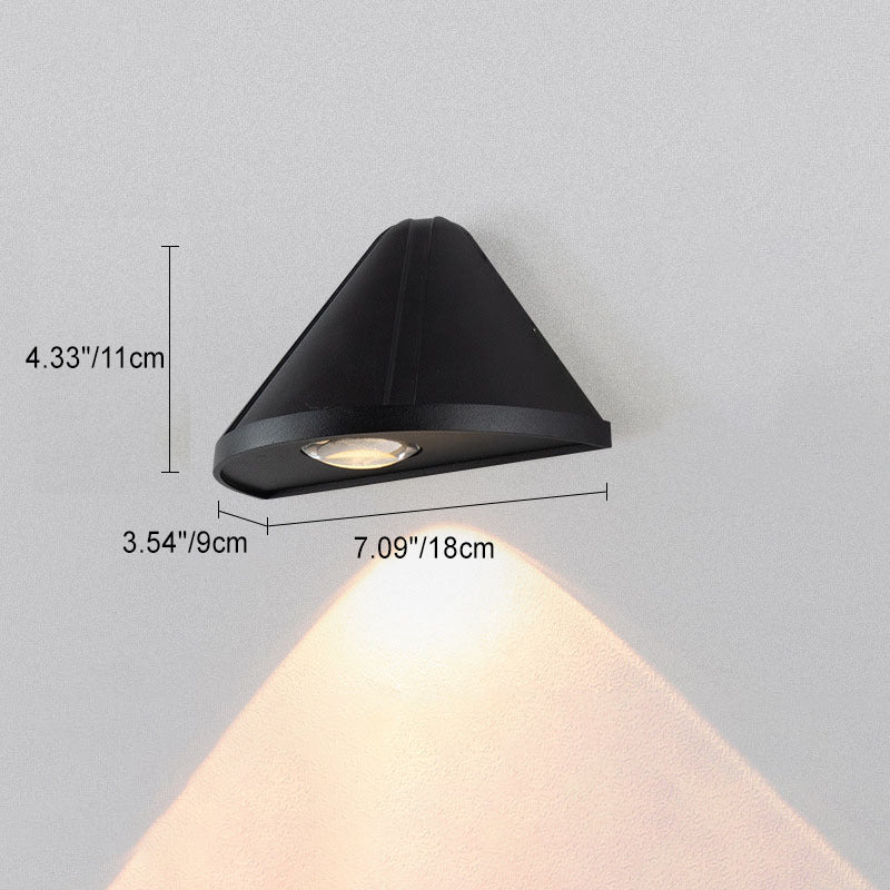 مصباح جداري LED من الألومنيوم مقاوم للماء بتصميم مثلثي حديث وبسيط للفناء الخارجي 