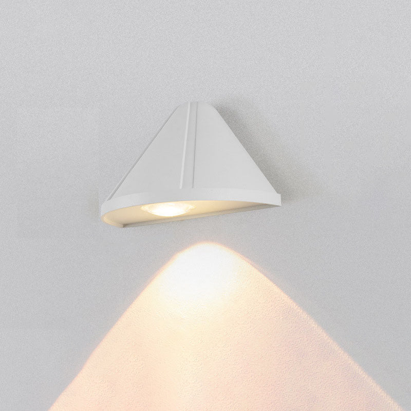 مصباح جداري LED من الألومنيوم مقاوم للماء بتصميم مثلثي حديث وبسيط للفناء الخارجي 
