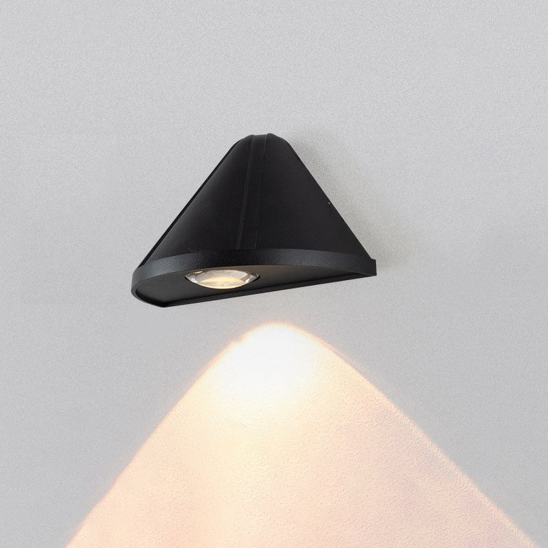 مصباح جداري LED من الألومنيوم مقاوم للماء بتصميم مثلثي حديث وبسيط للفناء الخارجي 