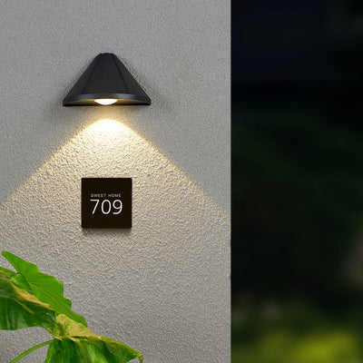مصباح جداري LED من الألومنيوم مقاوم للماء بتصميم مثلثي حديث وبسيط للفناء الخارجي 