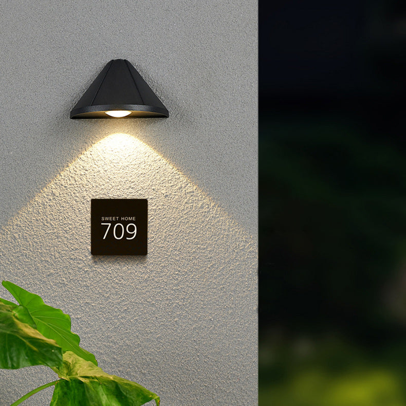 مصباح جداري LED من الألومنيوم مقاوم للماء بتصميم مثلثي حديث وبسيط للفناء الخارجي 