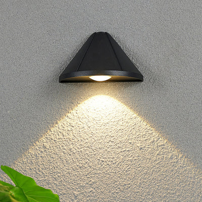 مصباح جداري LED من الألومنيوم مقاوم للماء بتصميم مثلثي حديث وبسيط للفناء الخارجي 
