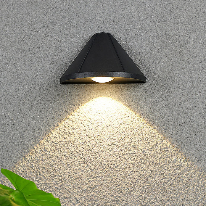 مصباح جداري LED من الألومنيوم مقاوم للماء بتصميم مثلثي حديث وبسيط للفناء الخارجي 
