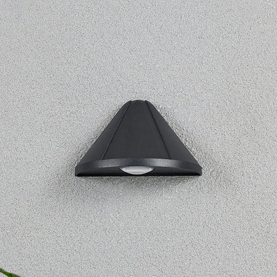 مصباح جداري LED من الألومنيوم مقاوم للماء بتصميم مثلثي حديث وبسيط للفناء الخارجي 