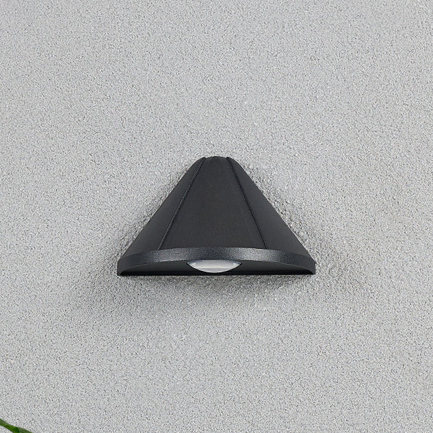 مصباح جداري LED من الألومنيوم مقاوم للماء بتصميم مثلثي حديث وبسيط للفناء الخارجي 
