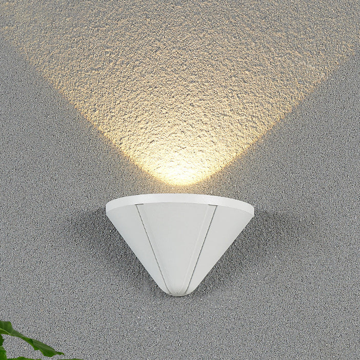 مصباح جداري LED من الألومنيوم مقاوم للماء بتصميم مثلثي حديث وبسيط للفناء الخارجي 