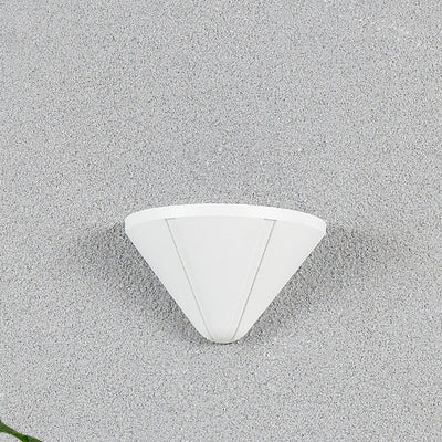 مصباح جداري LED من الألومنيوم مقاوم للماء بتصميم مثلثي حديث وبسيط للفناء الخارجي 