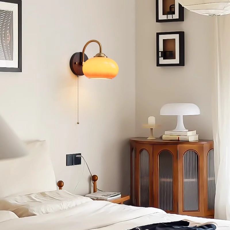 Lámpara de pared de 1 luz de hierro de madera de fresno con vidrio curvado redondo medio abierto tradicional chino para dormitorio 