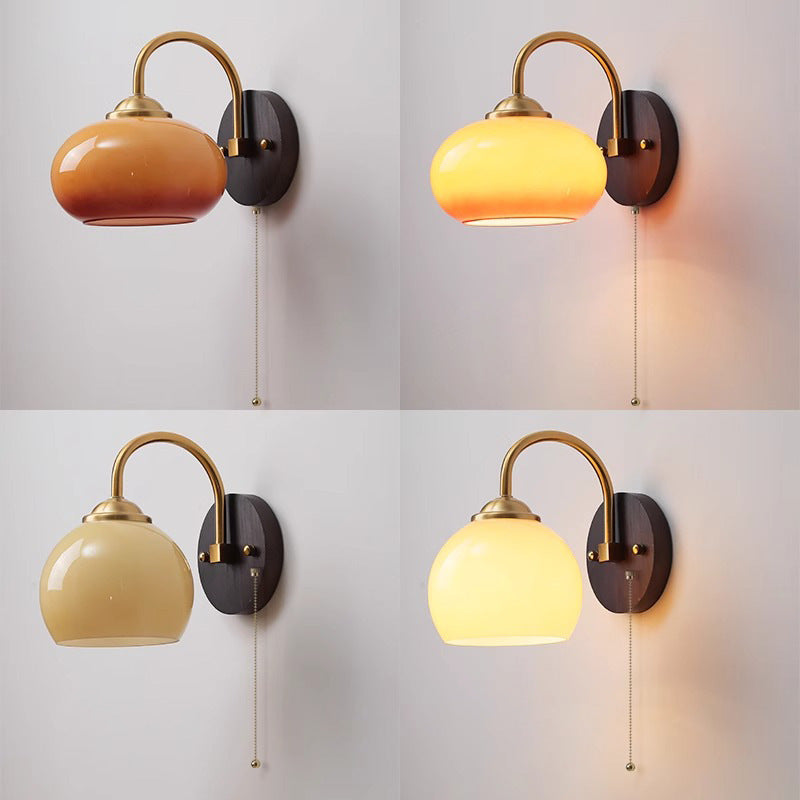 Lámpara de pared de 1 luz de hierro de madera de fresno con vidrio curvado redondo medio abierto tradicional chino para dormitorio 