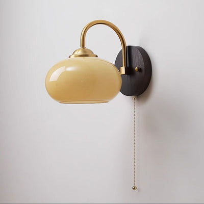 Lámpara de pared de 1 luz de hierro de madera de fresno con vidrio curvado redondo medio abierto tradicional chino para dormitorio 
