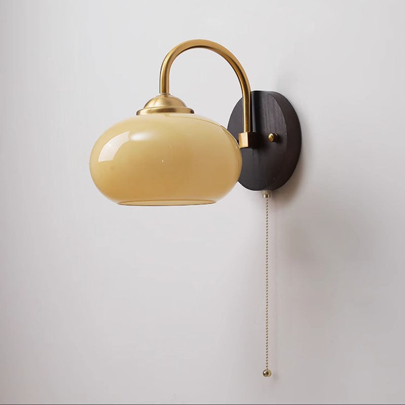 Lámpara de pared de 1 luz de hierro de madera de fresno con vidrio curvado redondo medio abierto tradicional chino para dormitorio 