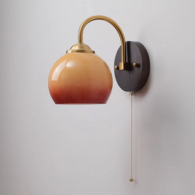 Lámpara de pared de 1 luz de hierro de madera de fresno con vidrio curvado redondo medio abierto tradicional chino para dormitorio 