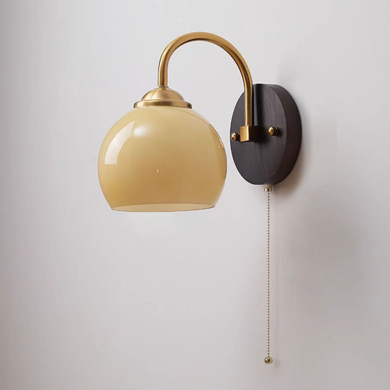 Lámpara de pared de 1 luz de hierro de madera de fresno con vidrio curvado redondo medio abierto tradicional chino para dormitorio 