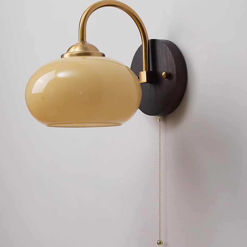 Lámpara de pared de 1 luz de hierro de madera de fresno con vidrio curvado redondo medio abierto tradicional chino para dormitorio 