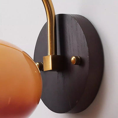 Lámpara de pared de 1 luz de hierro de madera de fresno con vidrio curvado redondo medio abierto tradicional chino para dormitorio 
