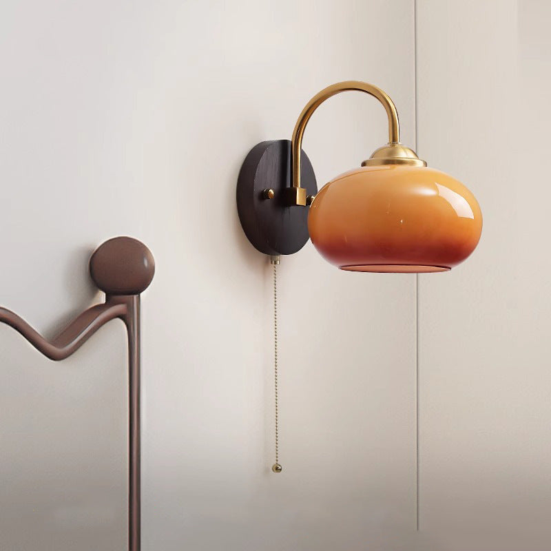 Lámpara de pared de 1 luz de hierro de madera de fresno con vidrio curvado redondo medio abierto tradicional chino para dormitorio 