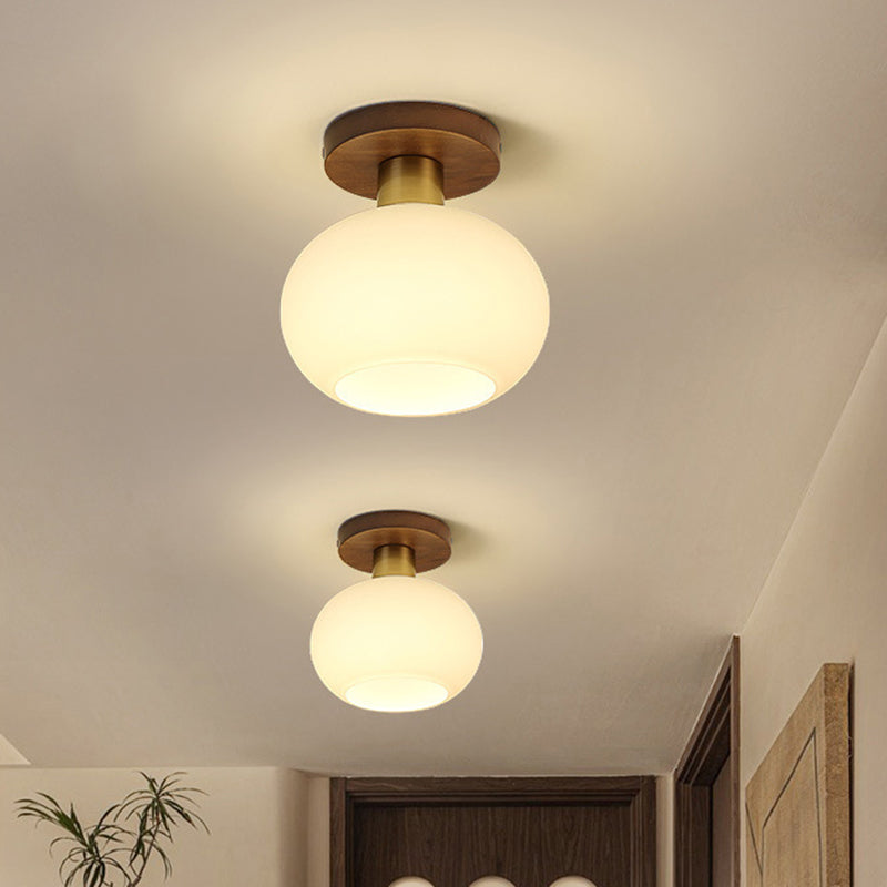 Traditionelle chinesische runde Kugel Glas Walnuss Messing 1-Licht Semi-Flush Mount Deckenleuchte für Schlafzimmer 
