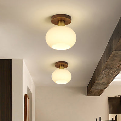 Traditionelle chinesische runde Kugel Glas Walnuss Messing 1-Licht Semi-Flush Mount Deckenleuchte für Schlafzimmer 