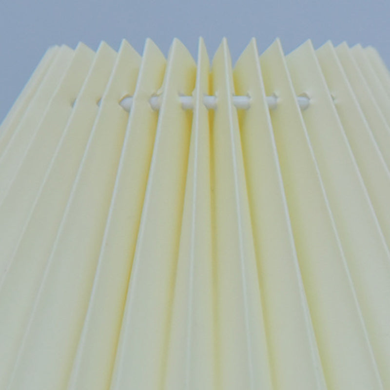 مصباح طاولة LED من السيراميك بغطاء قماش دائري ومموج تقليدي لغرفة المعيشة 