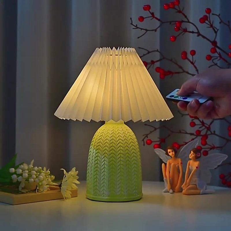 Lampe de table LED en céramique avec abat-jour cylindrique festonné en tissu vintage traditionnel pour salon 