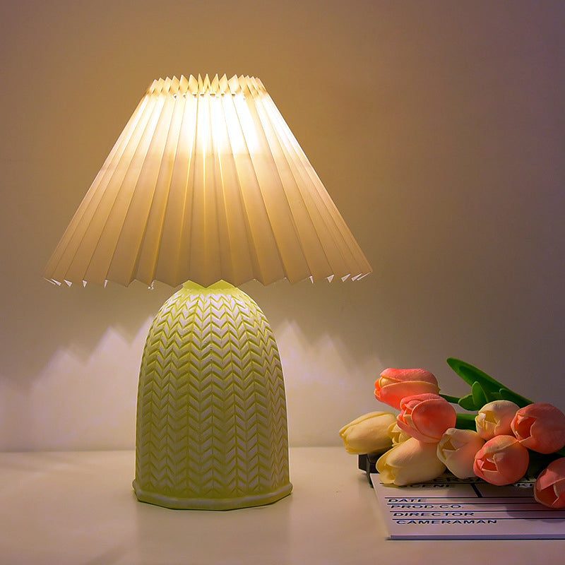 Lampe de table LED en céramique avec abat-jour cylindrique festonné en tissu vintage traditionnel pour salon 