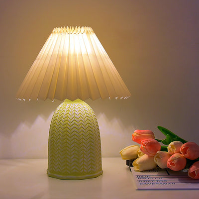 مصباح طاولة LED من السيراميك بغطاء قماش دائري ومموج تقليدي لغرفة المعيشة 
