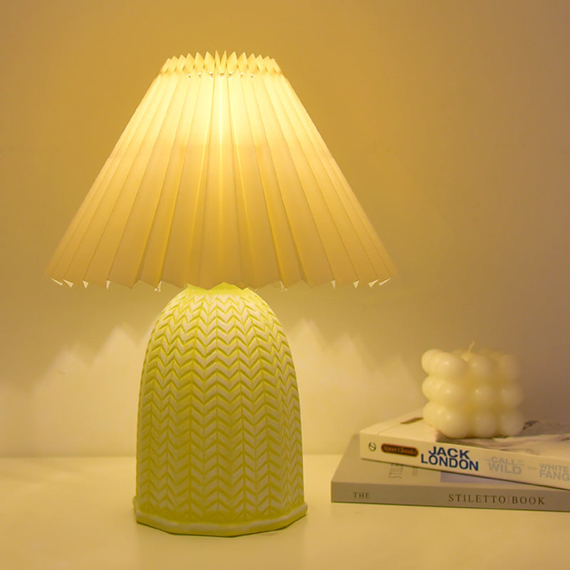 Lampe de table LED en céramique avec abat-jour cylindrique festonné en tissu vintage traditionnel pour salon 