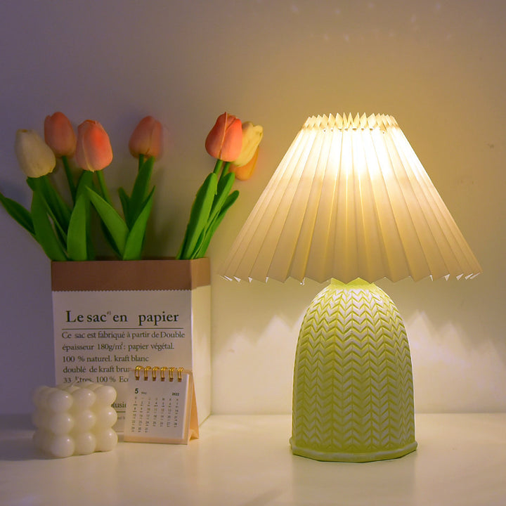 Lampe de table LED en céramique avec abat-jour cylindrique festonné en tissu vintage traditionnel pour salon 