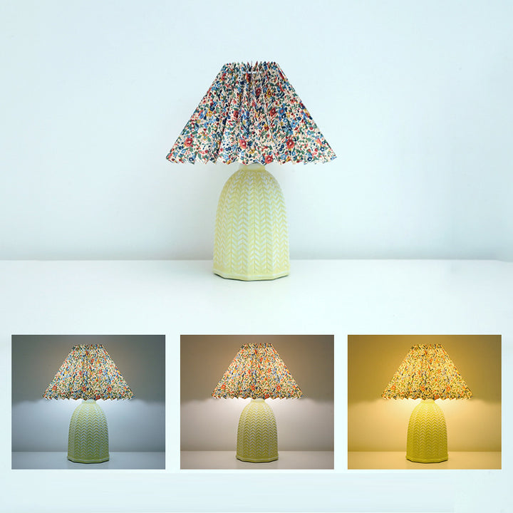 Lampe de table LED en céramique avec abat-jour cylindrique festonné en tissu vintage traditionnel pour salon 