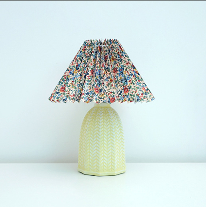 Lampe de table LED en céramique avec abat-jour cylindrique festonné en tissu vintage traditionnel pour salon 