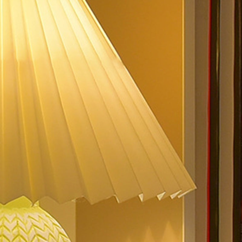 Lampe de table LED en céramique avec abat-jour cylindrique festonné en tissu vintage traditionnel pour salon 