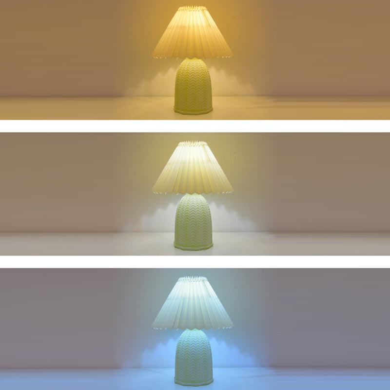Lampe de table LED en céramique avec abat-jour cylindrique festonné en tissu vintage traditionnel pour salon 