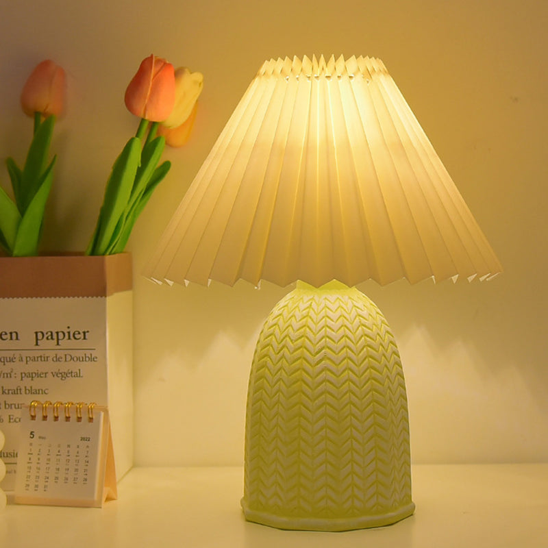 Lampe de table LED en céramique avec abat-jour cylindrique festonné en tissu vintage traditionnel pour salon 
