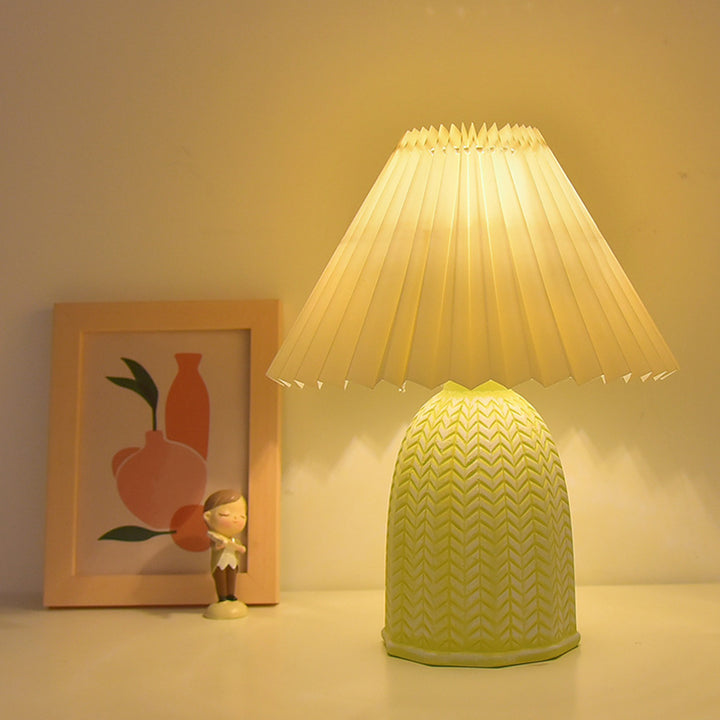 Lampe de table LED en céramique avec abat-jour cylindrique festonné en tissu vintage traditionnel pour salon 