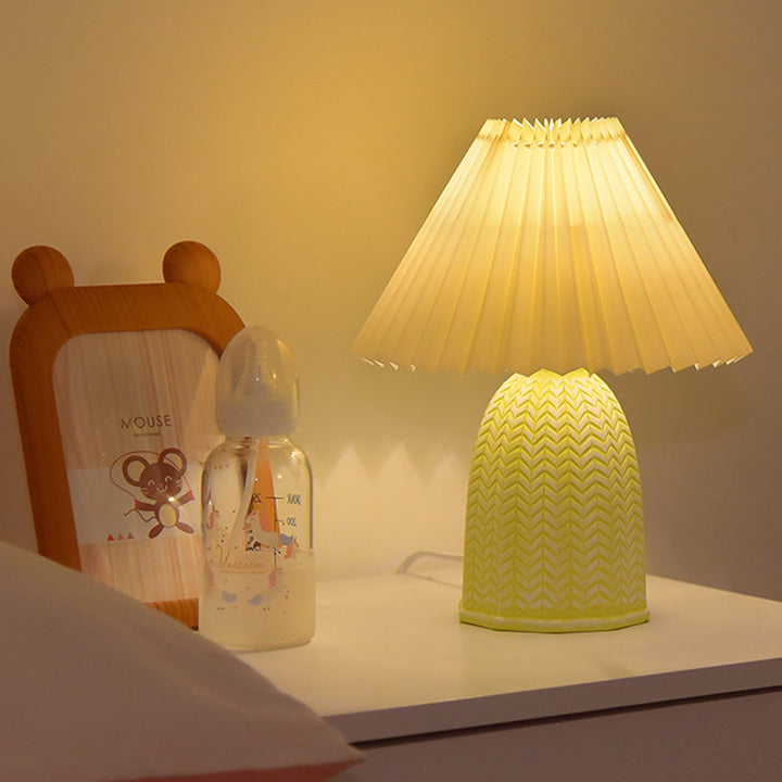 Lampe de table LED en céramique avec abat-jour cylindrique festonné en tissu vintage traditionnel pour salon 