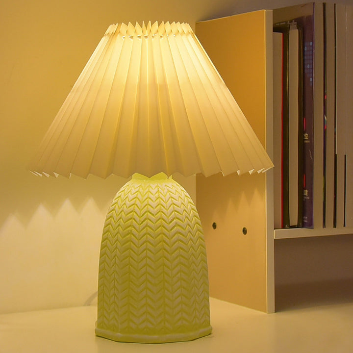 Lampe de table LED en céramique avec abat-jour cylindrique festonné en tissu vintage traditionnel pour salon 
