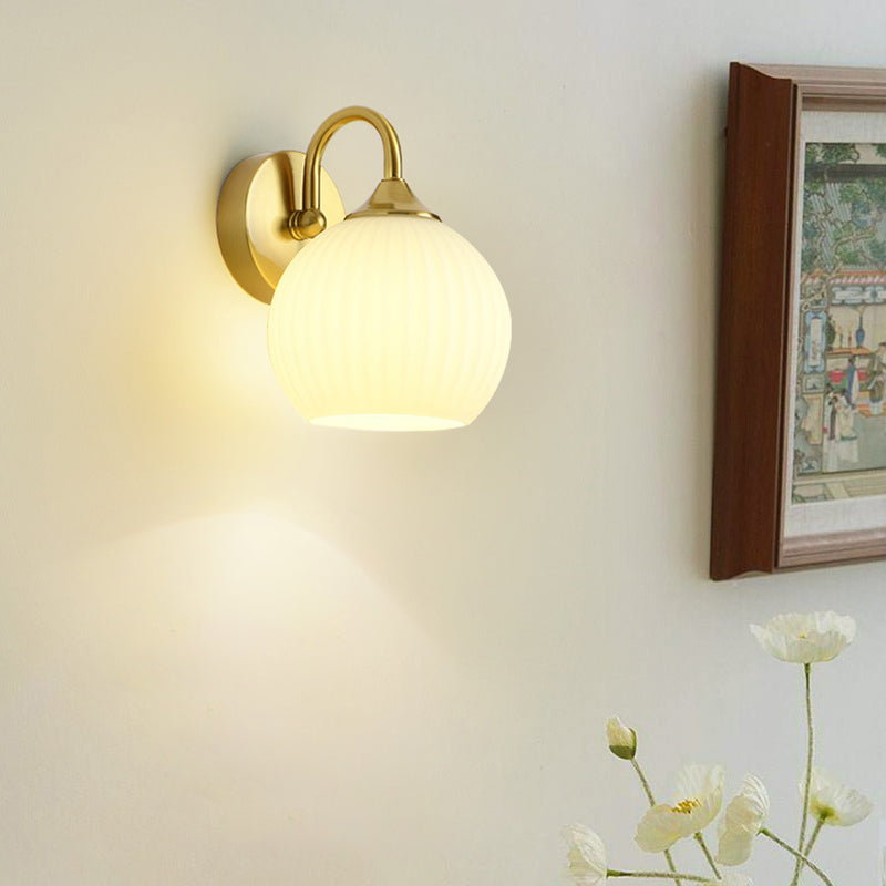 Moderne minimalistische Kugelgestreifte runde Glas-Eisen-Wandleuchte mit 1 Licht für das Wohnzimmer 