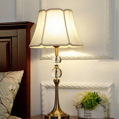 Traditionelle chinesische Spitzenrunde Kugel Stoff Messing 1-Licht Tischlampe für das Wohnzimmer 