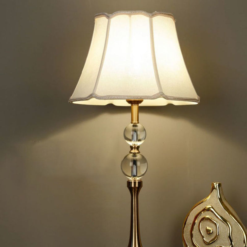 Traditionelle chinesische Spitzenrunde Kugel Stoff Messing 1-Licht Tischlampe für das Wohnzimmer 