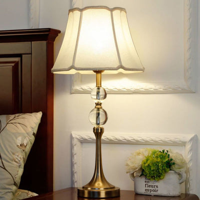 Traditionelle chinesische Spitzenrunde Kugel Stoff Messing 1-Licht Tischlampe für das Wohnzimmer 