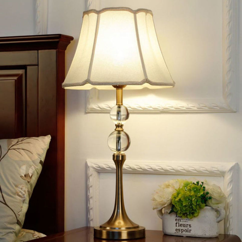 Traditionelle chinesische Spitzenrunde Kugel Stoff Messing 1-Licht Tischlampe für das Wohnzimmer 