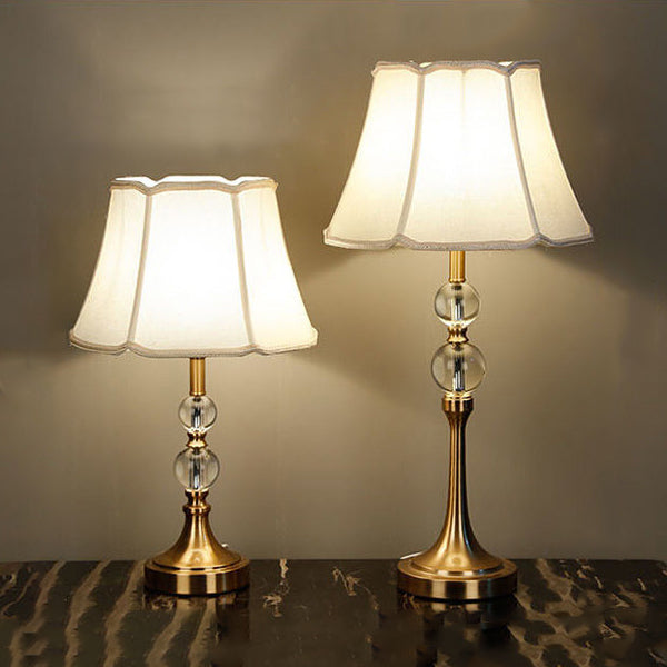 Traditionelle chinesische Spitzenrunde Kugel Stoff Messing 1-Licht Tischlampe für das Wohnzimmer 