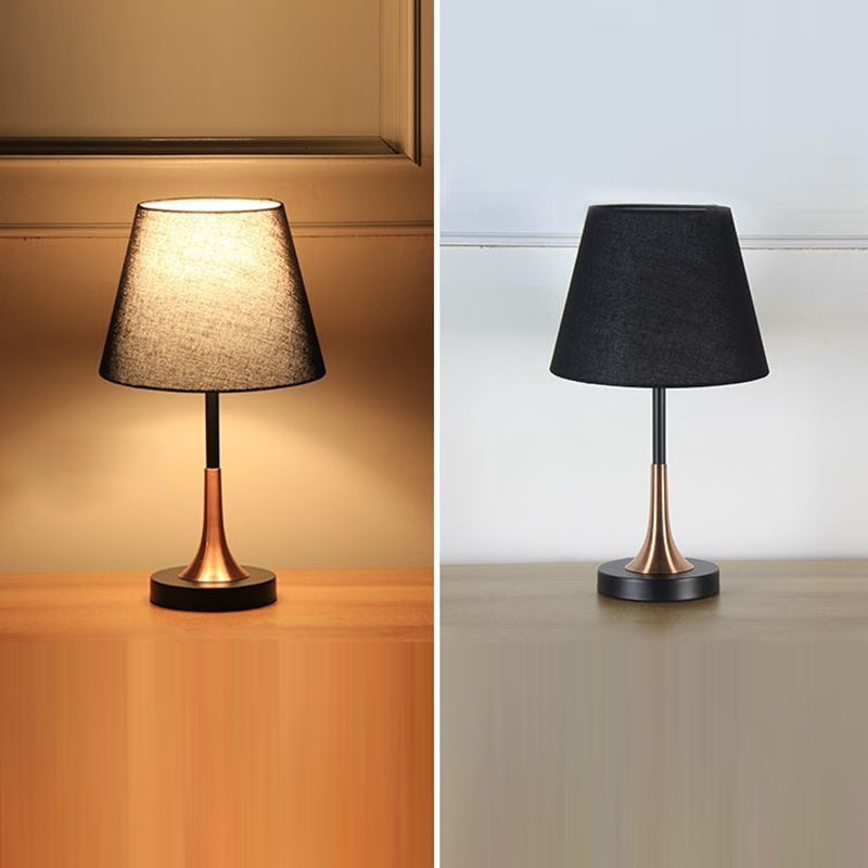 Zeitgenössische skandinavische konisch zulaufende runde Stoff-Eisen-Tischleuchte mit 1 Licht für das Wohnzimmer 