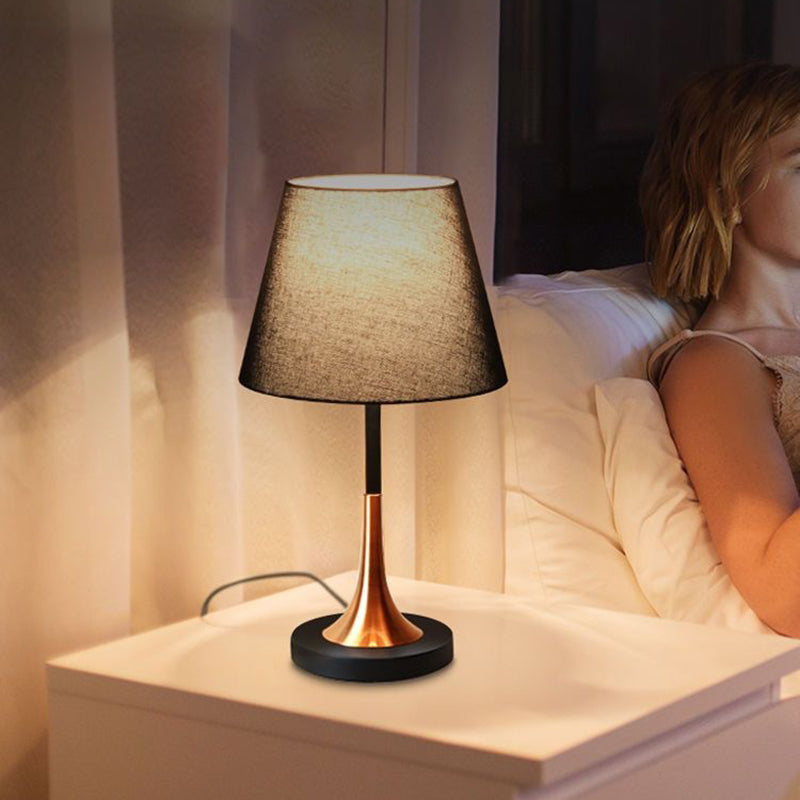 Zeitgenössische skandinavische konisch zulaufende runde Stoff-Eisen-Tischleuchte mit 1 Licht für das Wohnzimmer 