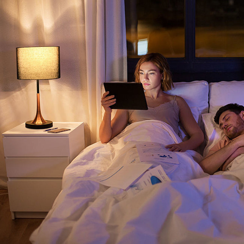 Zeitgenössische skandinavische konisch zulaufende runde Stoff-Eisen-Tischleuchte mit 1 Licht für das Wohnzimmer 